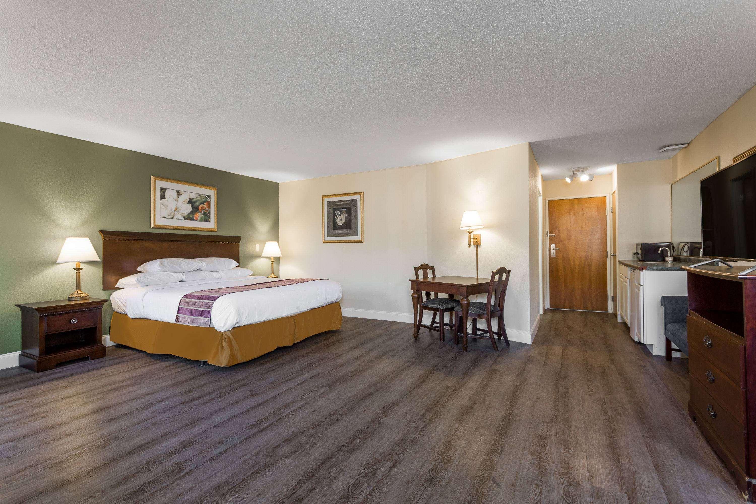 Days Inn & Suites By Wyndham Rocky Mount Golden East Eksteriør billede