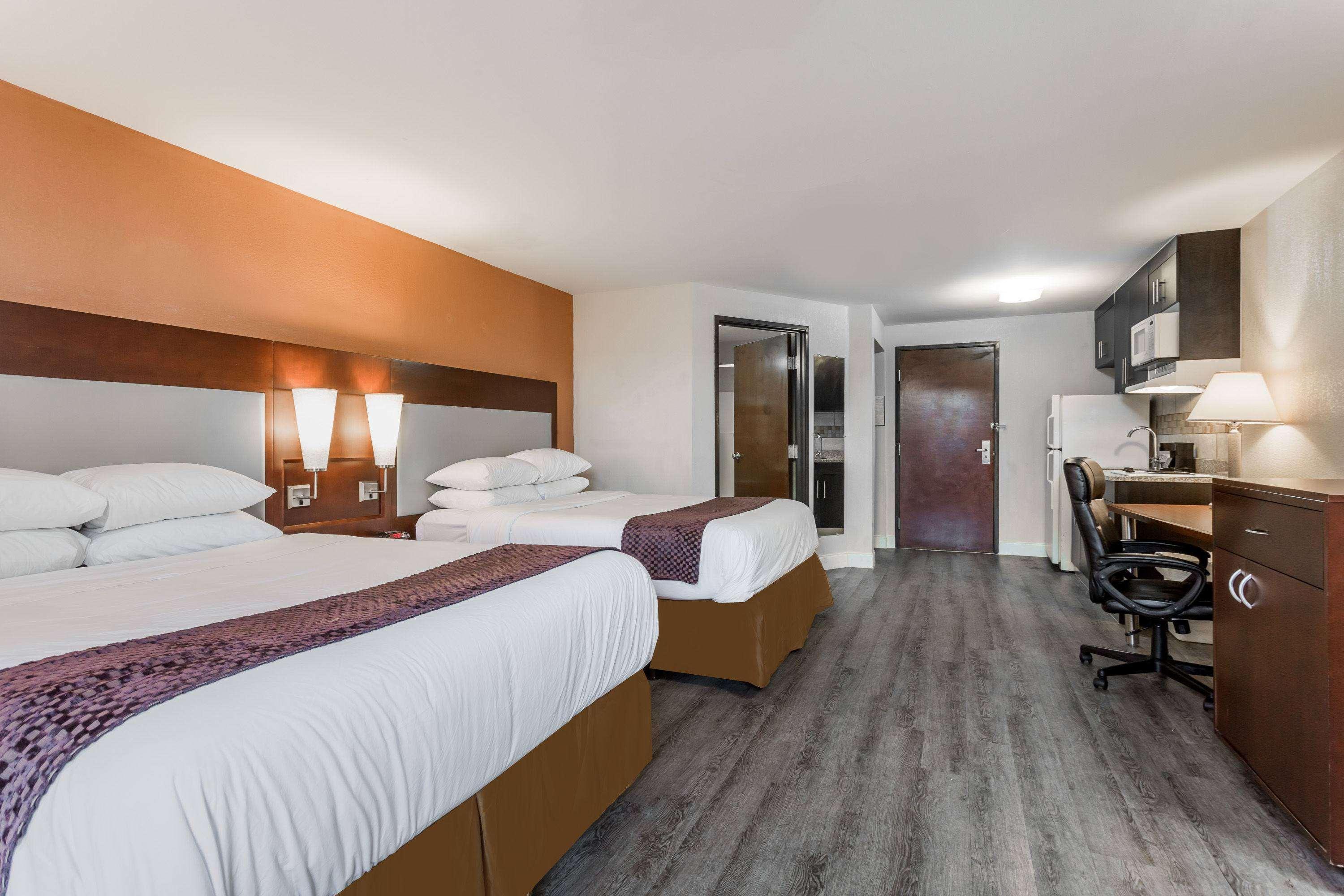 Days Inn & Suites By Wyndham Rocky Mount Golden East Eksteriør billede