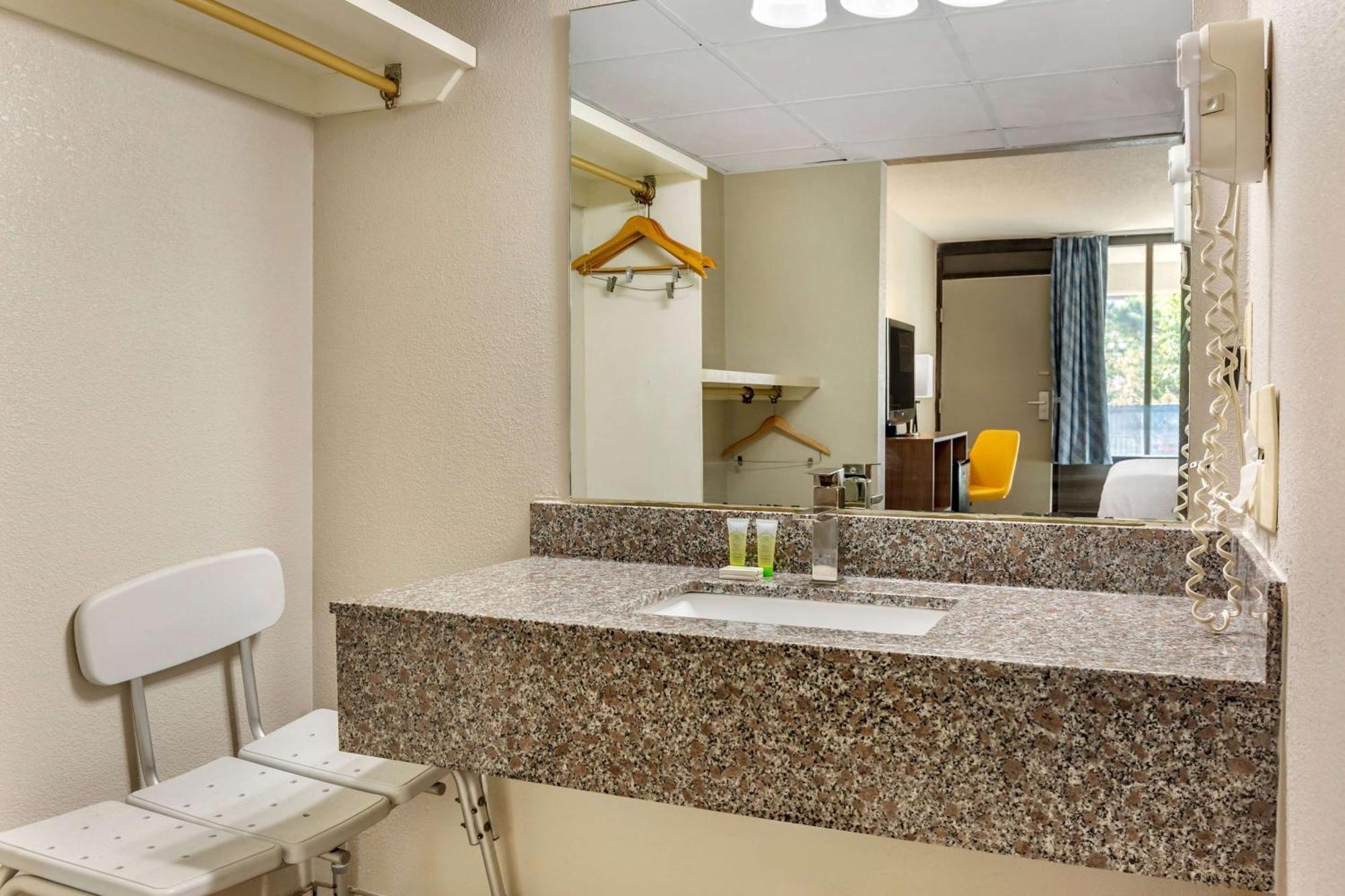 Days Inn & Suites By Wyndham Rocky Mount Golden East Eksteriør billede