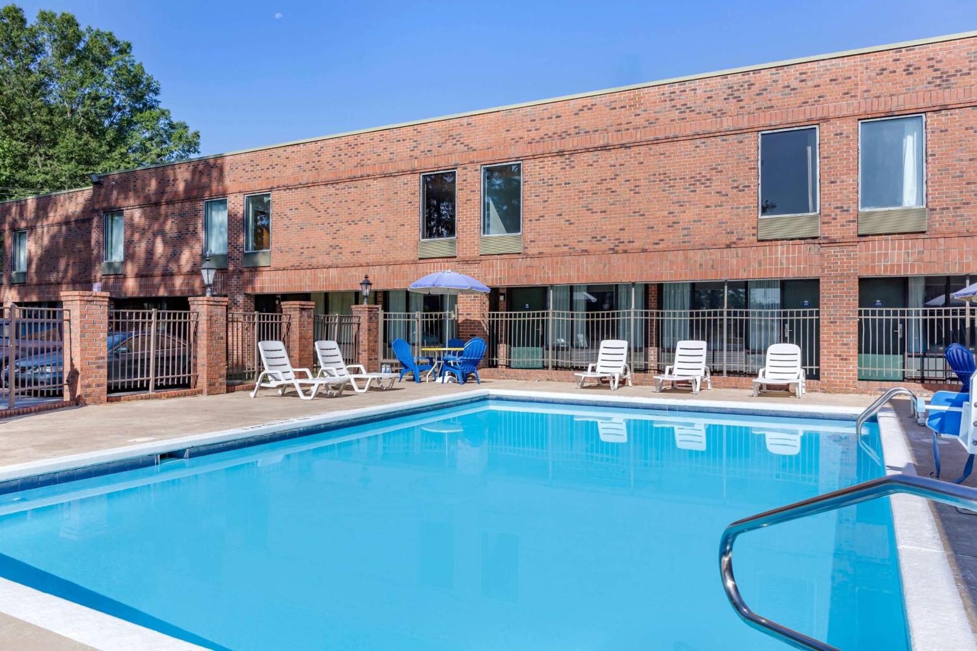 Days Inn & Suites By Wyndham Rocky Mount Golden East Eksteriør billede