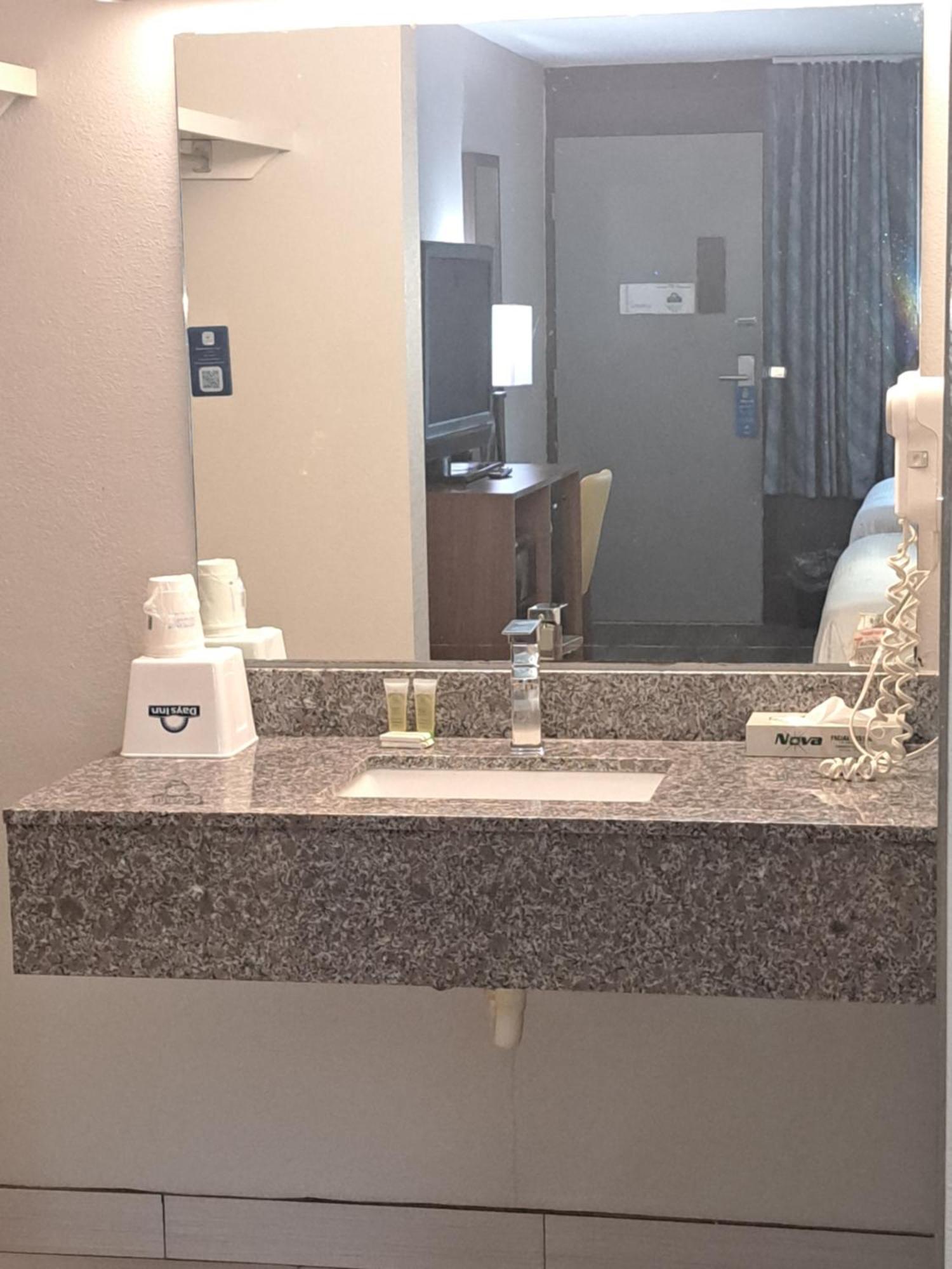 Days Inn & Suites By Wyndham Rocky Mount Golden East Eksteriør billede