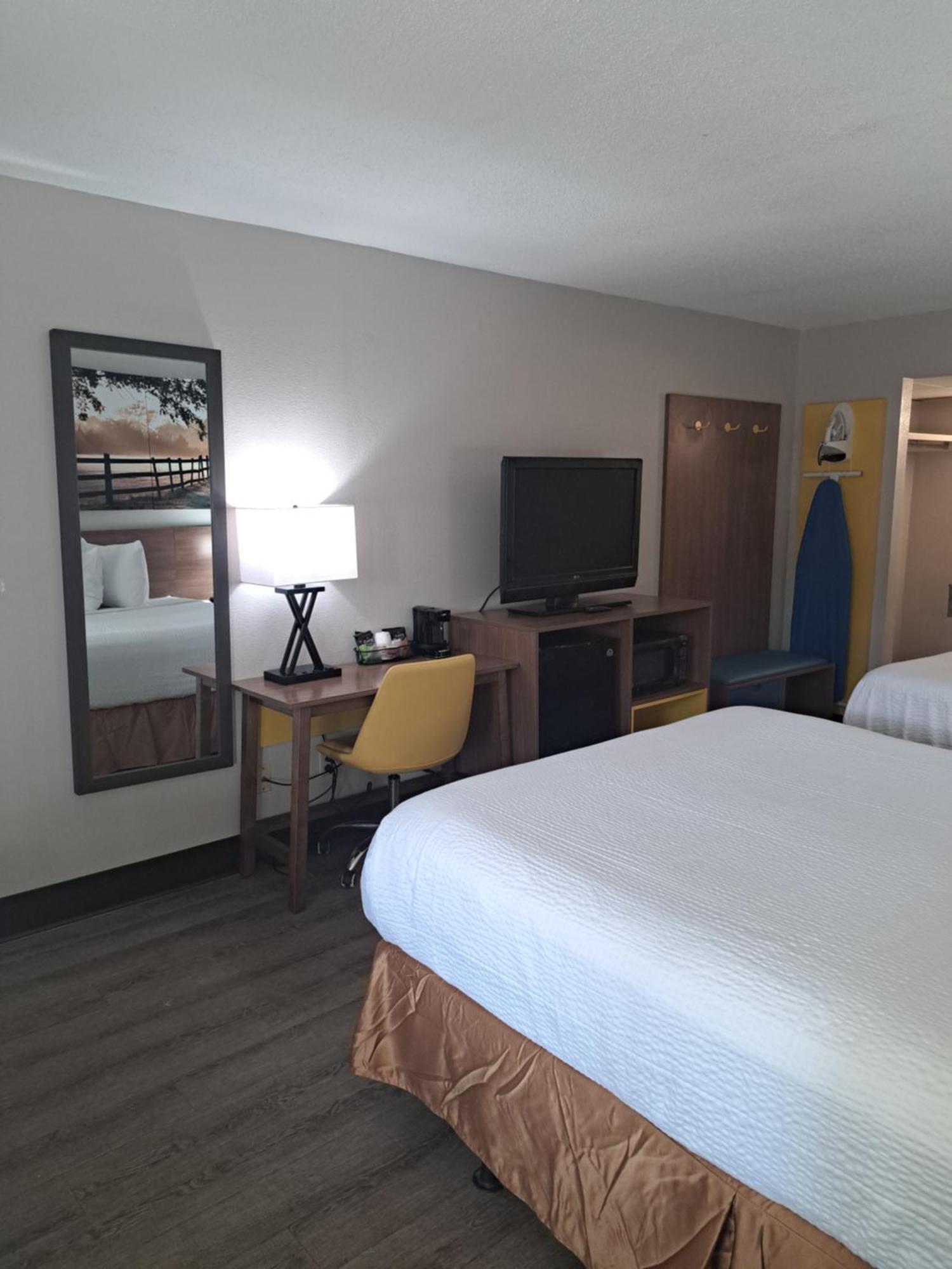 Days Inn & Suites By Wyndham Rocky Mount Golden East Eksteriør billede